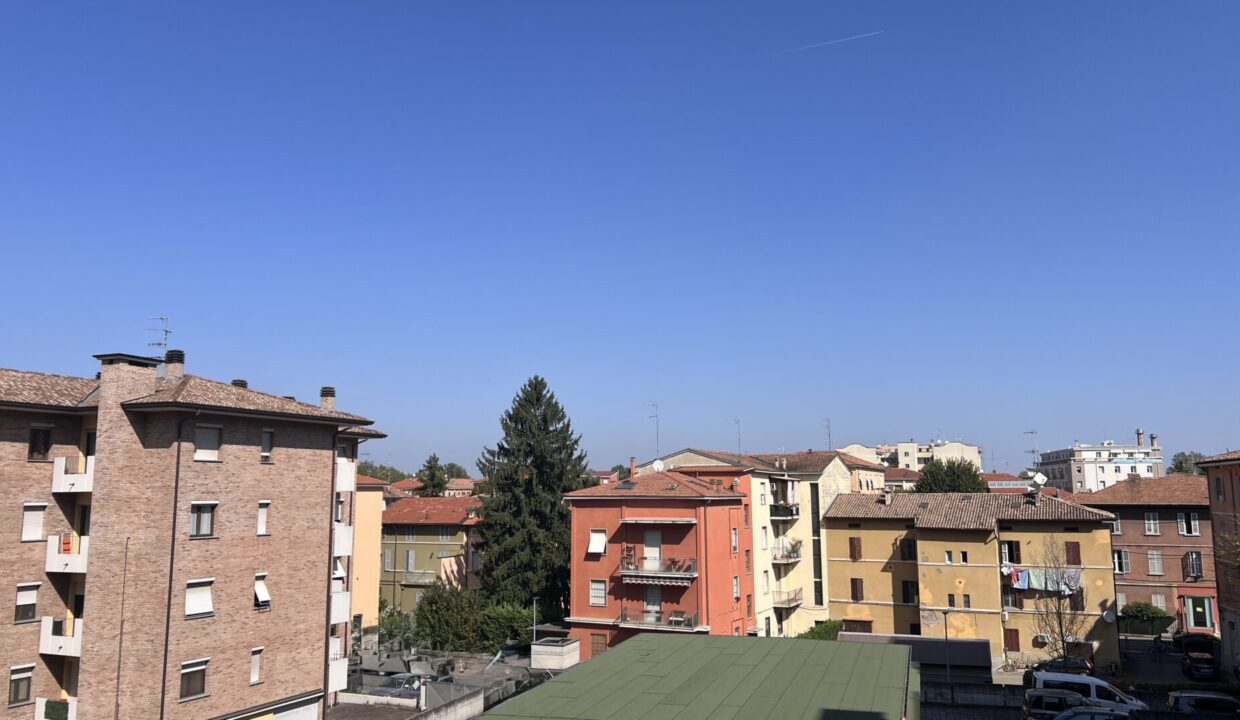 vista balcone appartamento con 3 camere Parma