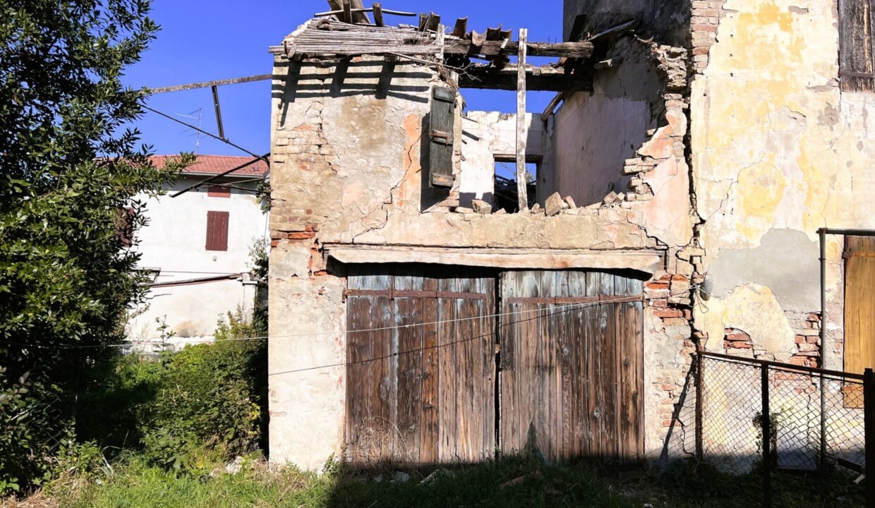 facciata rustico da ristrutturare Coltaro