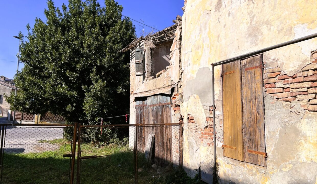 facciata rustico da ristrutturare Coltaro