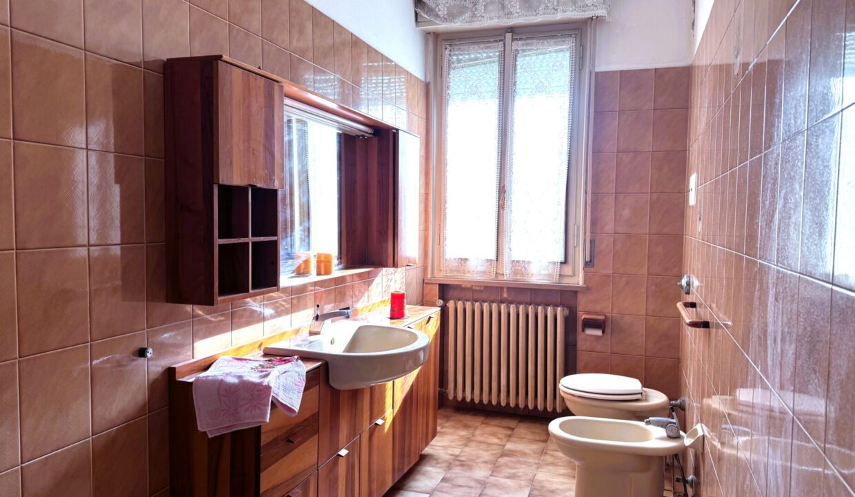 bagno p.t. casa con giardino vicinanze Colorno