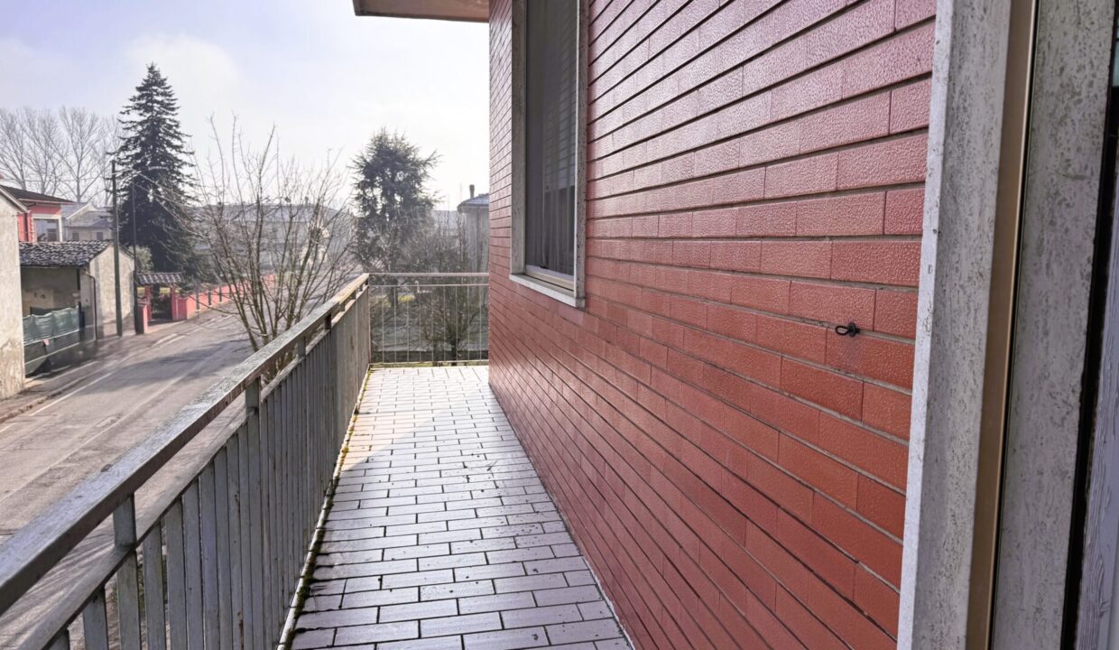 balcone casa con giardino vicinanze Colorno