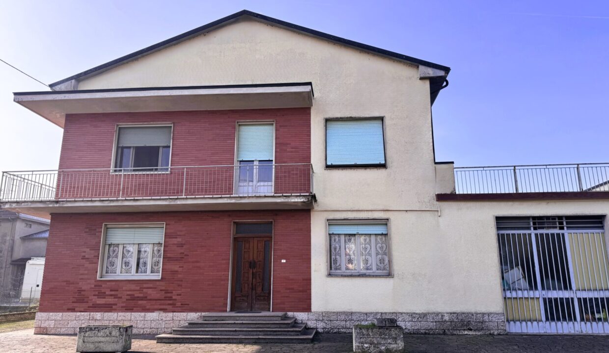 facciata casa con giardino vicinanze Colorno