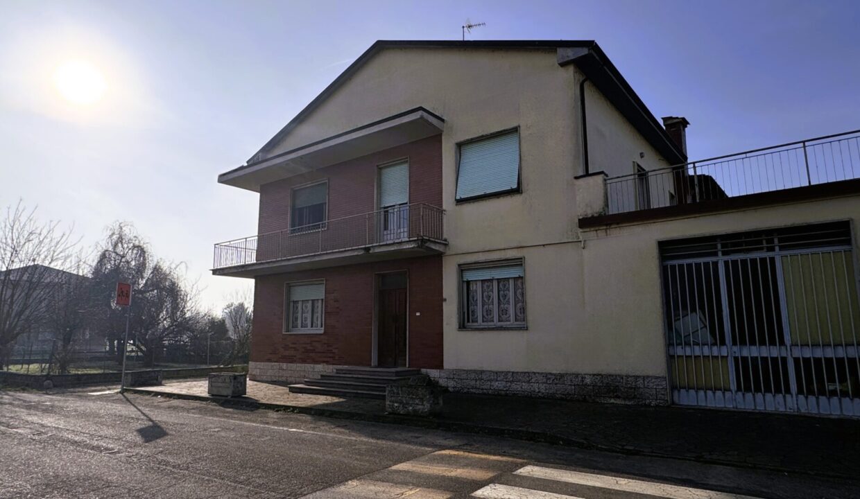 facciata casa con giardino vicinanze Colorno