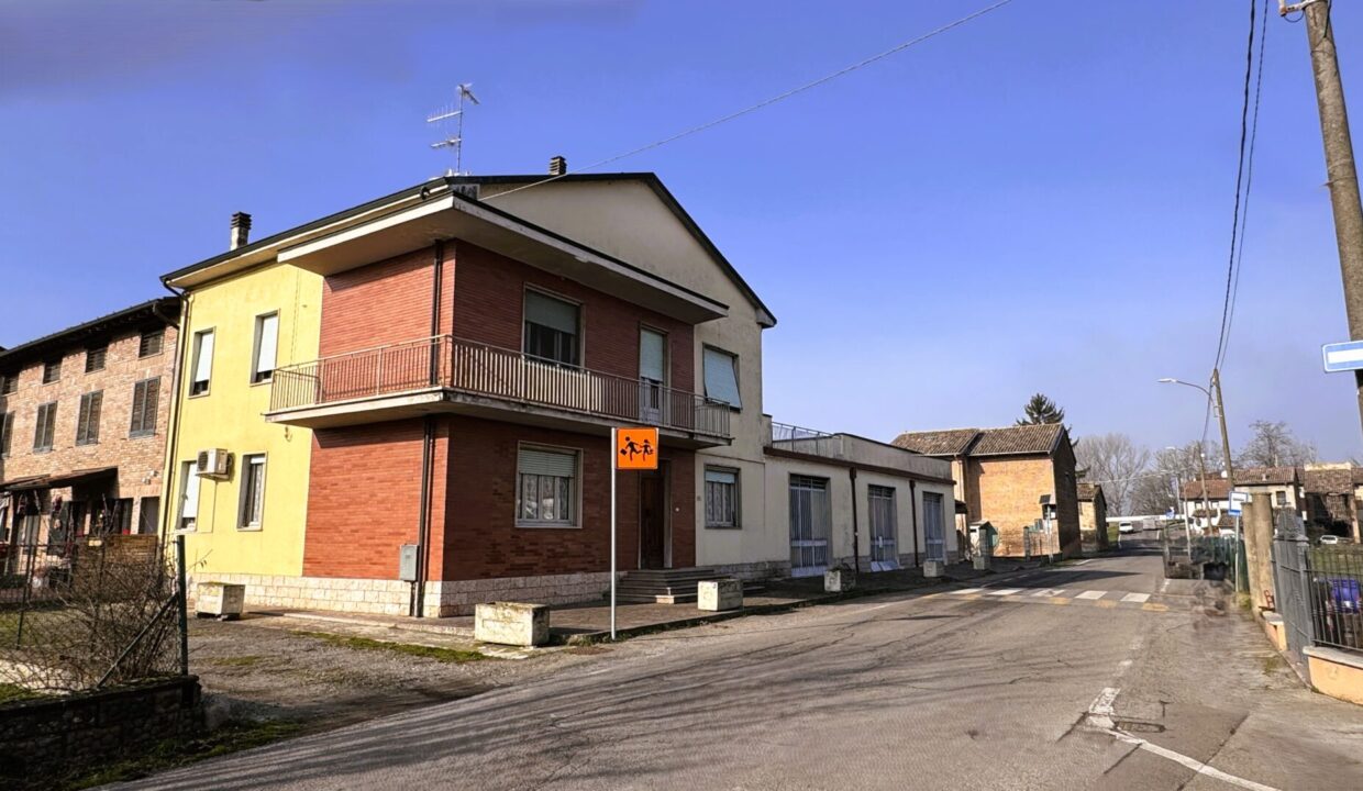 facciata casa con giardino vicinanze Colorno