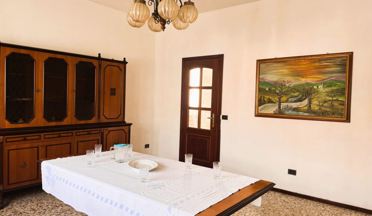 sala da pranzo casa con giardino vicinanze Colorno