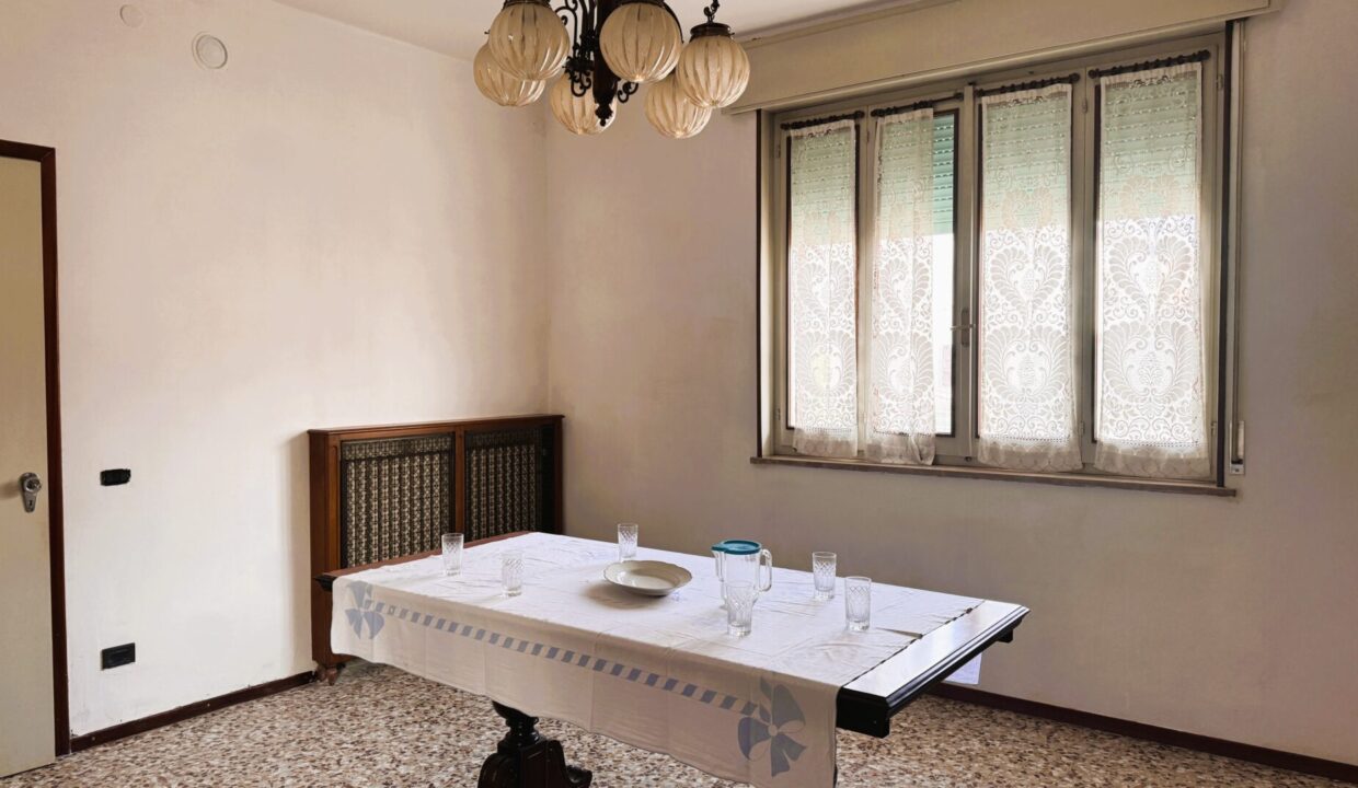 sala da pranzo casa con giardino vicinanze Colorno