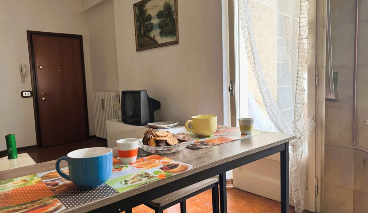 soggiorno angolo cottura appartamento zona via Venezia