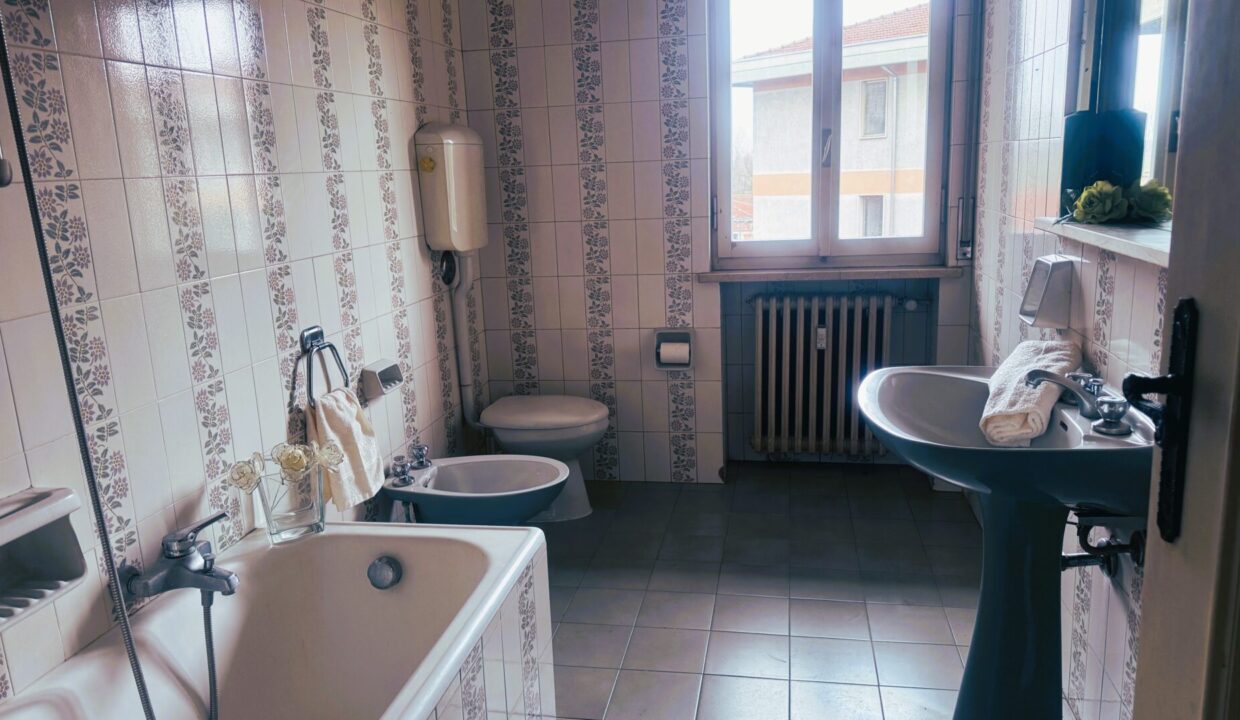 bagno appartamento con 3 camere Colorno
