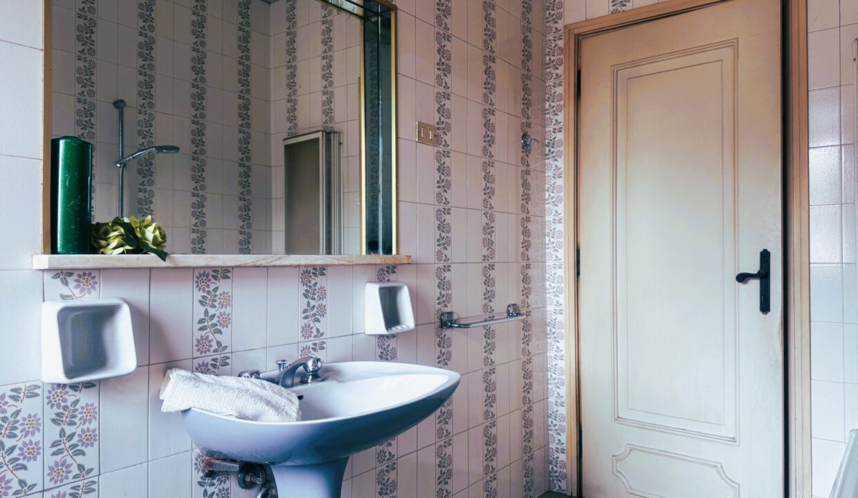 bagno appartamento con 3 camere Colorno