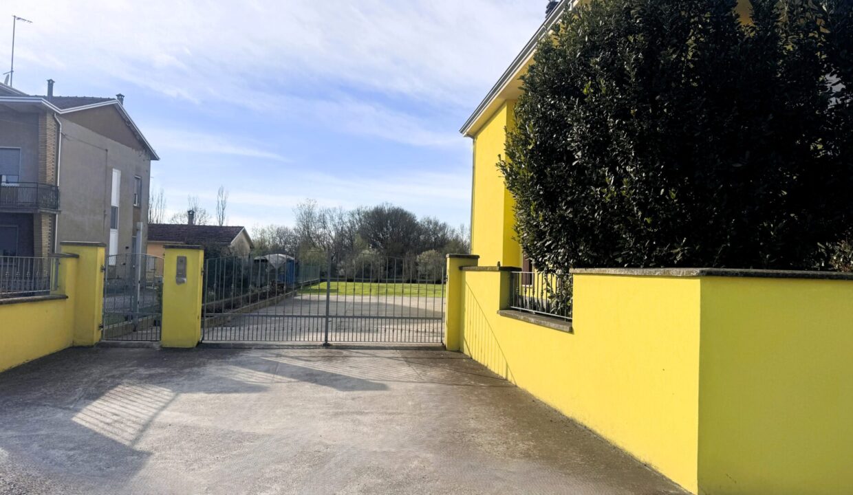 cancello bifamiliare Sissa campagna