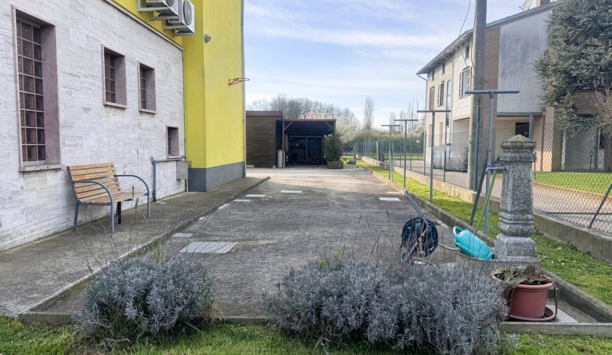 cortile bifamiliare Sissa campagna