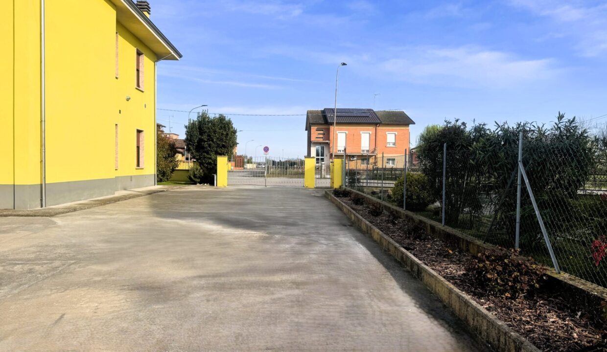 cortile bifamiliare Sissa campagna