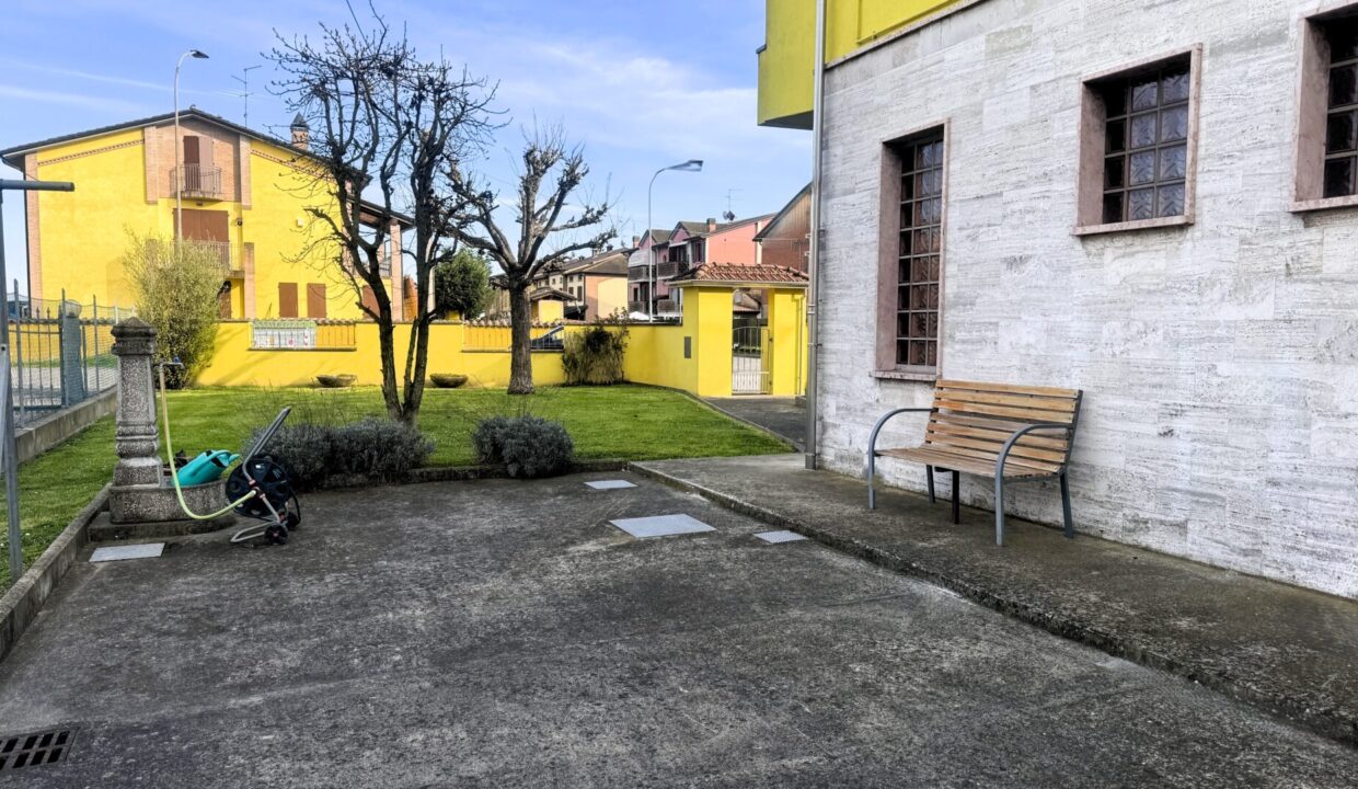 cortile bifamiliare Sissa campagna