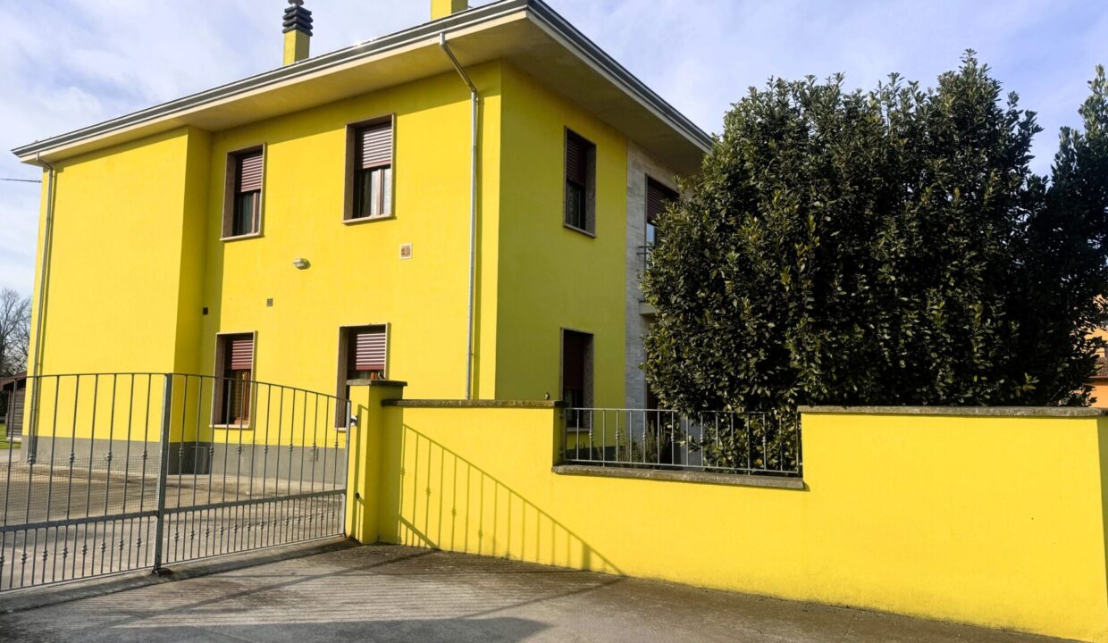 facciata bifamiliare Sissa campagna