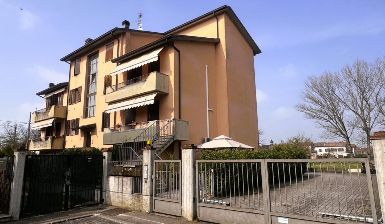 facciata bilocale recente Mezzano Superiore