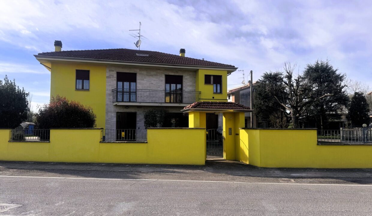 facciata bifamiliare Sissa campagna