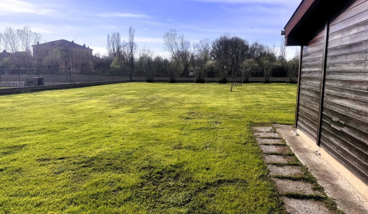 giardino bifamiliare Sissa campagna