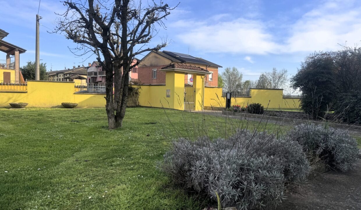 giardino bifamiliare Sissa campagna