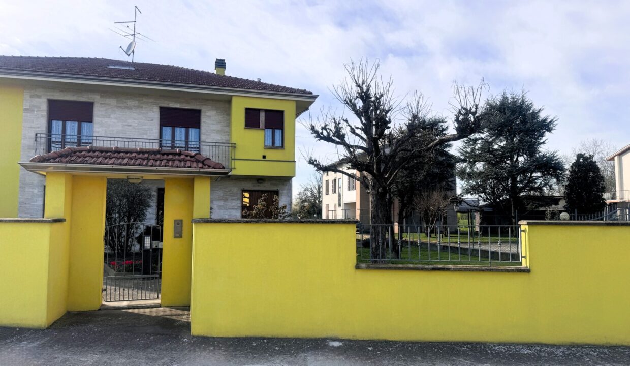 ingresso pedonale bifamiliare Sissa campagna