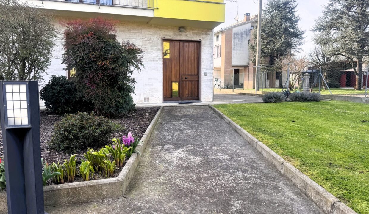 ingresso pedonale bifamiliare Sissa campagna