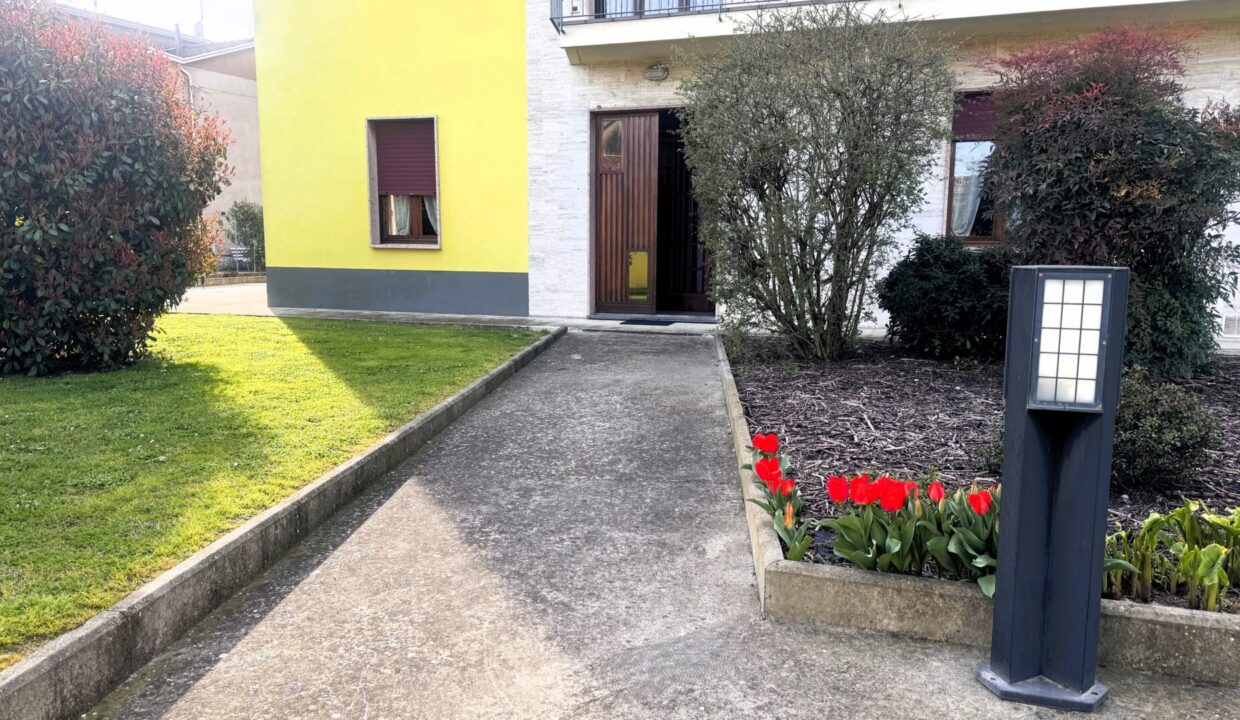 ingresso pedonale bifamiliare Sissa campagna