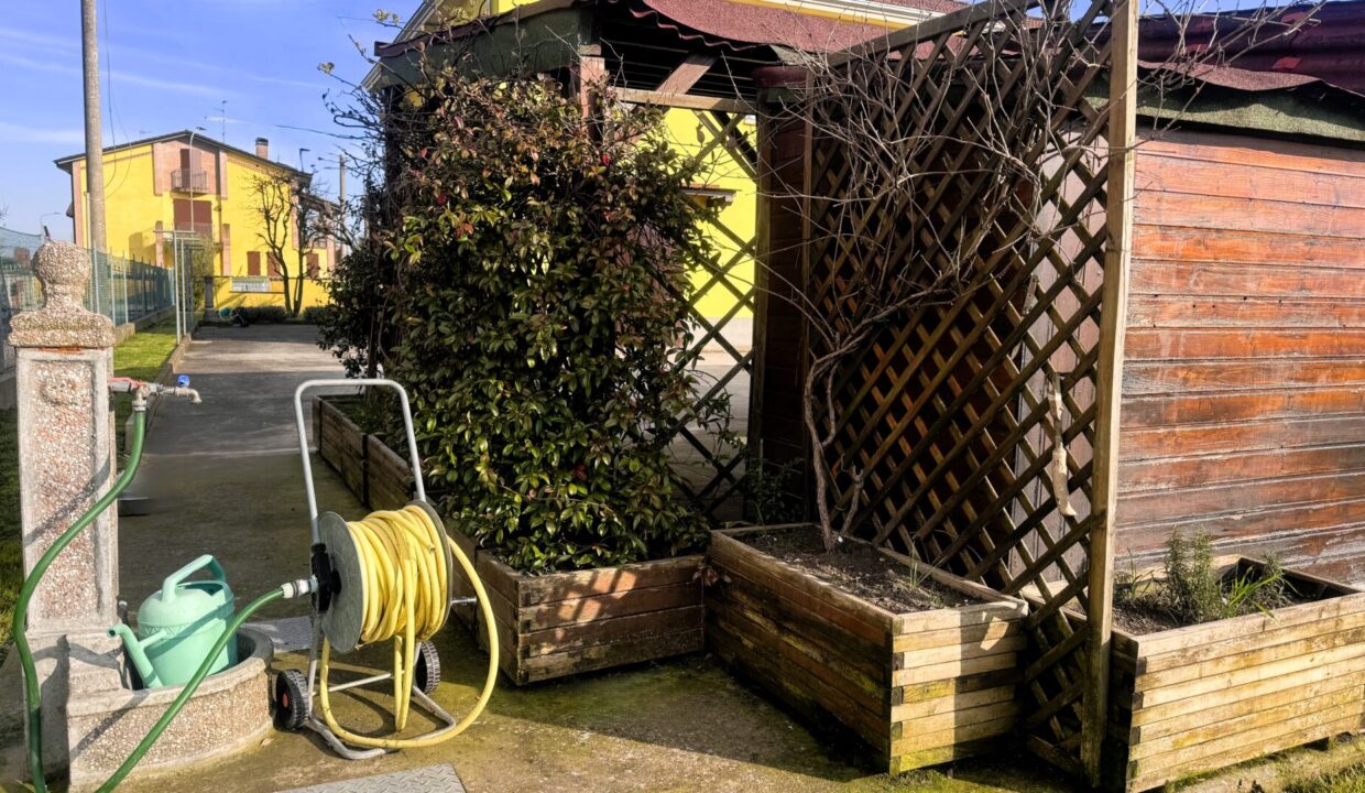 particolare bifamiliare Sissa campagna