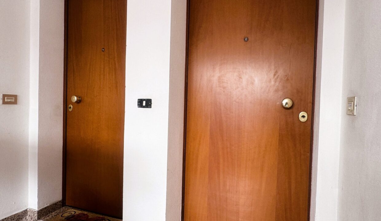 pianerottolo bilocale recente Mezzano Superiore