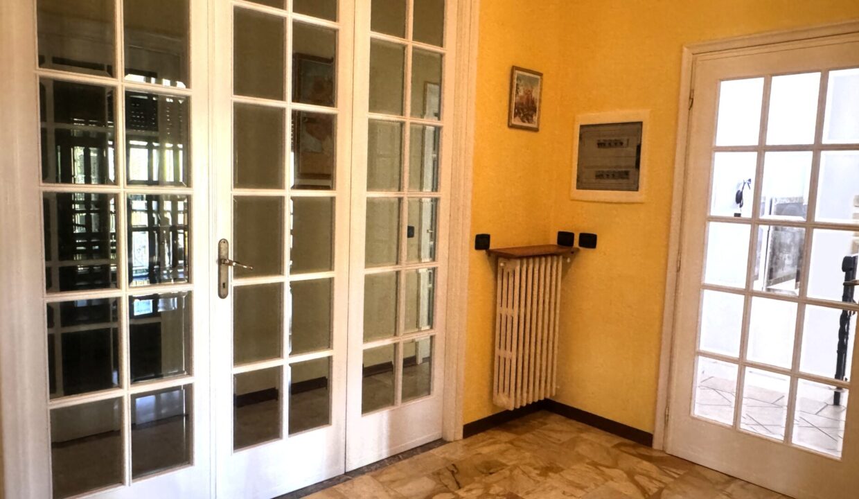 porta zona notte bifamiliare Sissa campagna