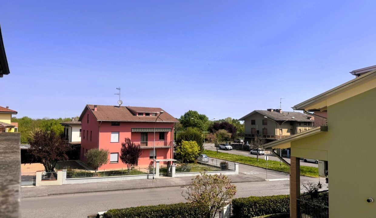 vista balcone appartamento con 3 camere Colorno