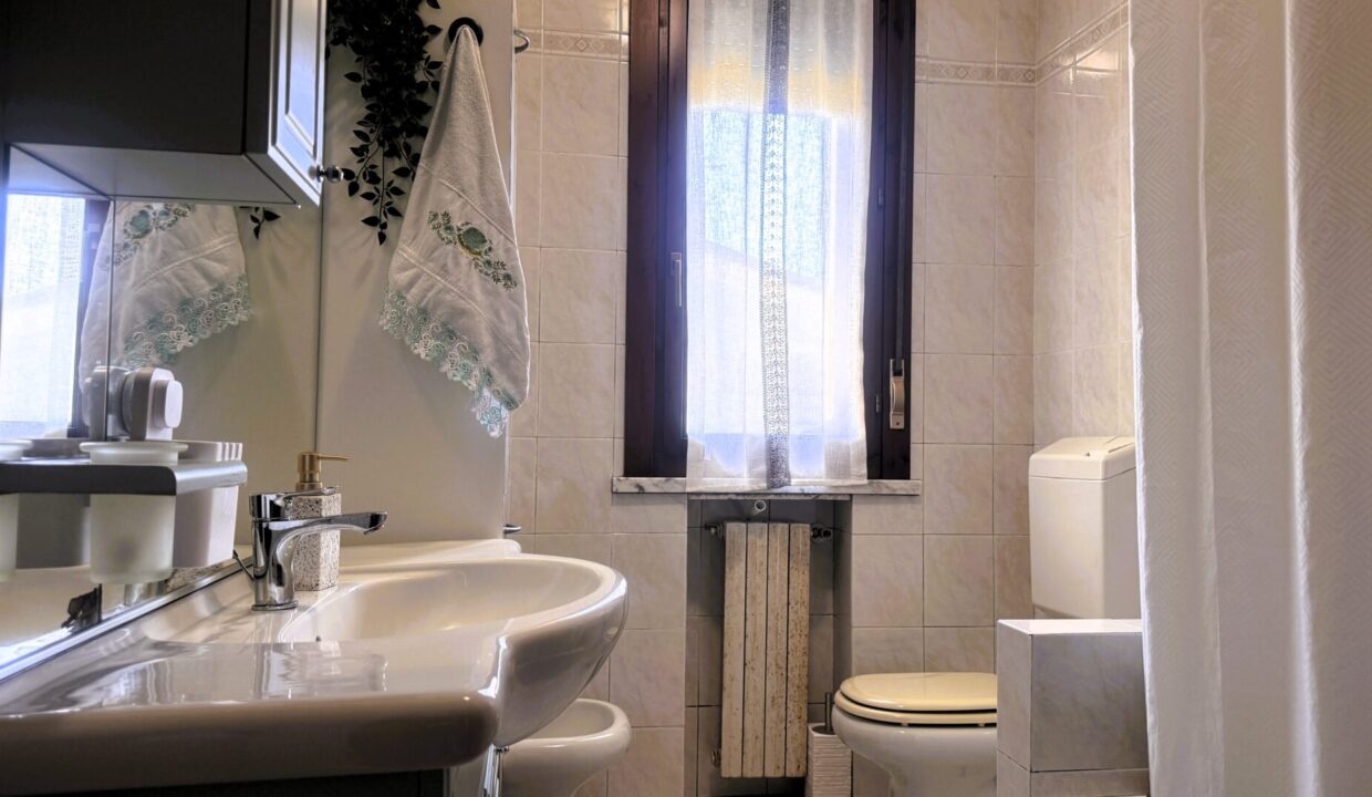 bagno appartamento con 3 camere Colorno