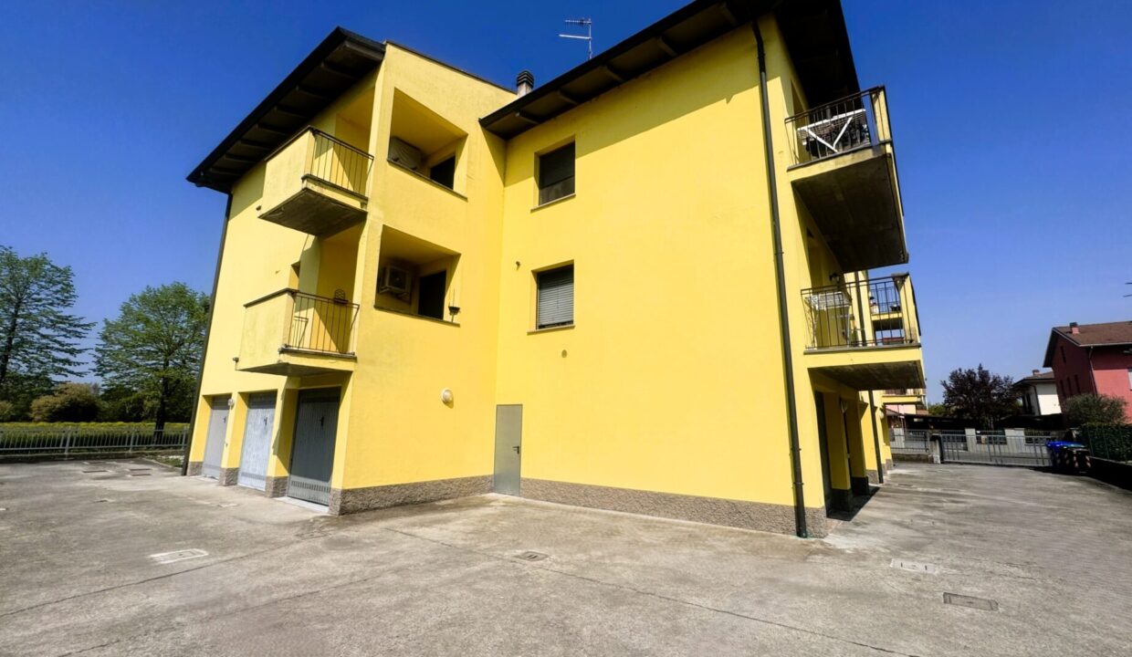 cortile appartamento con 3 camere Colorno