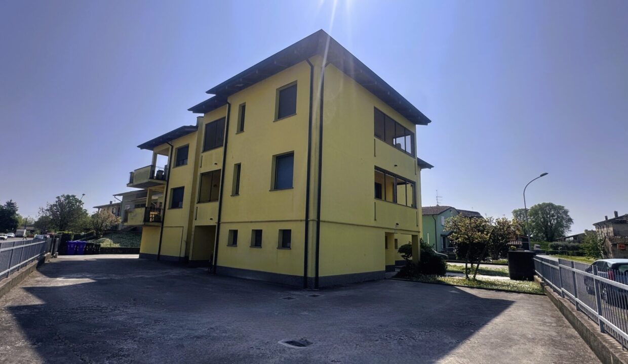 cortile appartamento con 3 camere Colorno