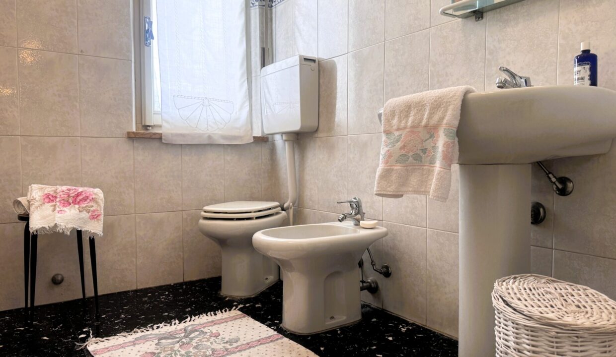 bagno appartamento in trifamiliare Parma zona Montanara