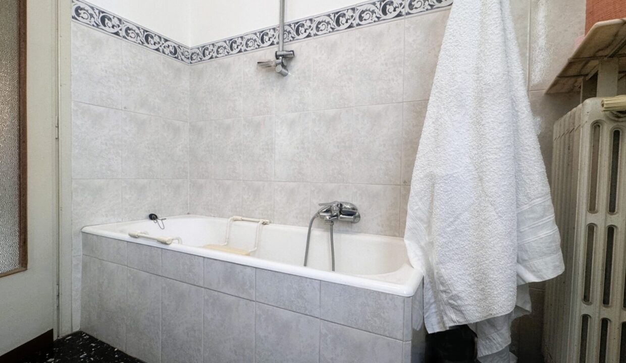 bagno appartamento in trifamiliare Parma zona Montanara