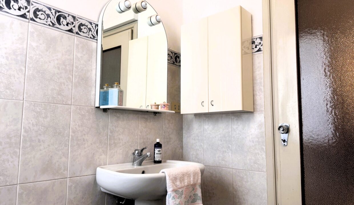 bagno appartamento in trifamiliare Parma zona Montanara