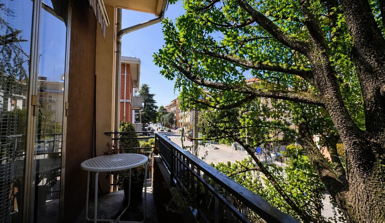 balcone appartamento in trifamiliare Parma zona Montanara