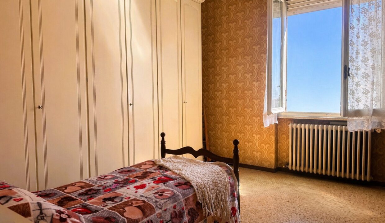 camera 2 appartamento in trifamiliare Parma zona Montanara