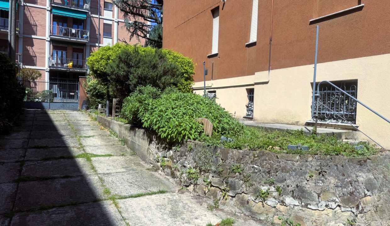 cortile appartamento in trifamiliare Parma zona Montanara