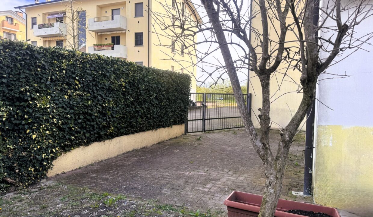 cortile appartamento con giardino Colorno