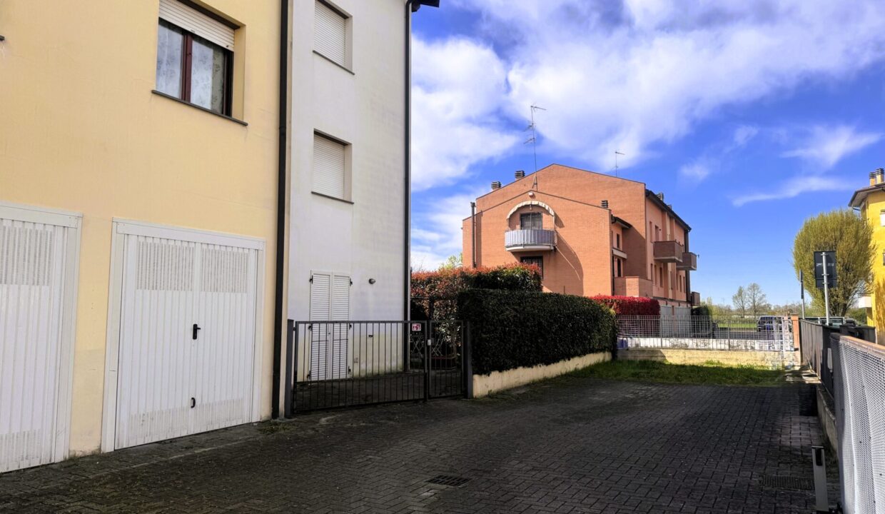 cortile comune appartamento con giardino Colorno