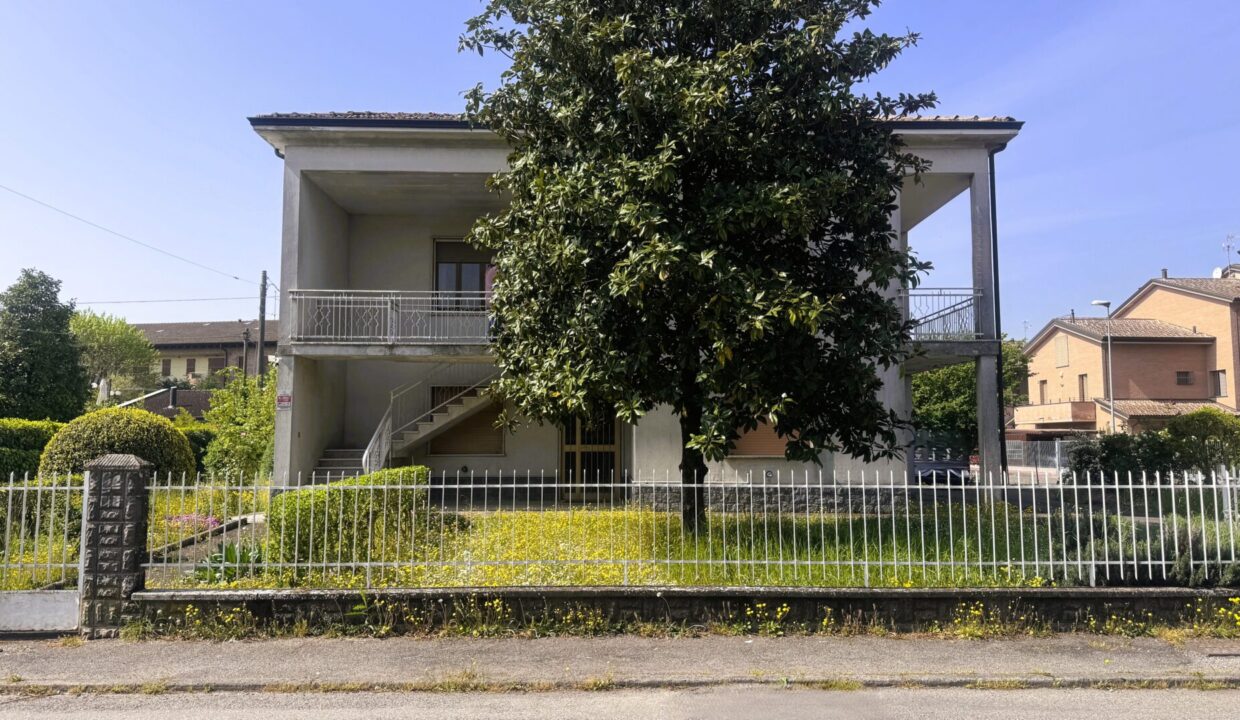 facciata villetta indipendente con giardino Colorno