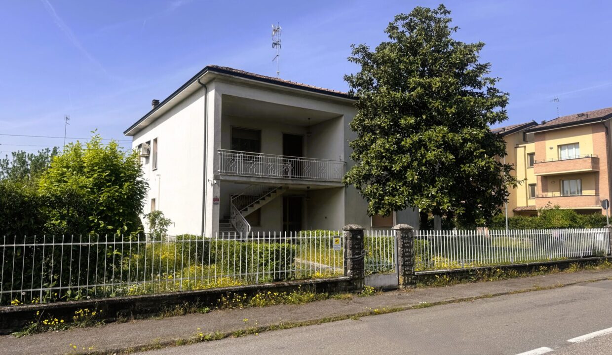 facciata villetta indipendente con giardino Colorno