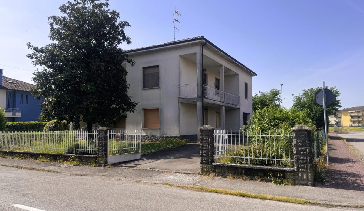 facciata villetta indipendente con giardino Colorno