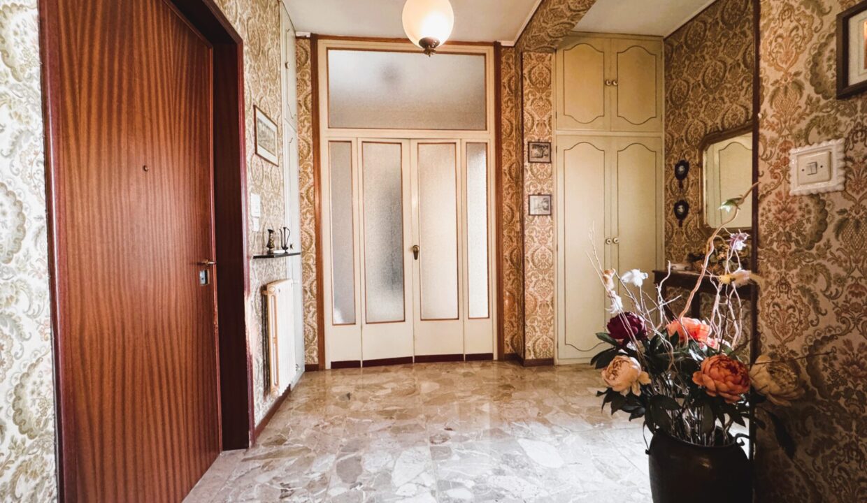 ingresso appartamento in trifamiliare Parma zona Montanara