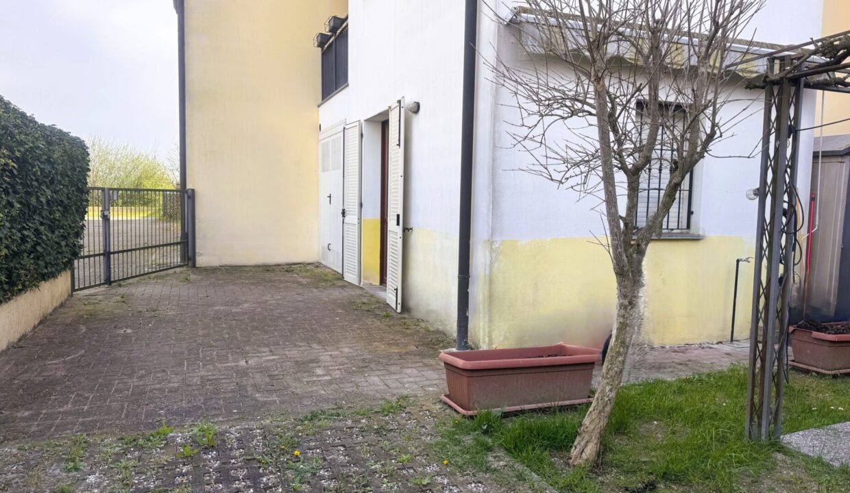 cortile appartamento con giardino Colorno