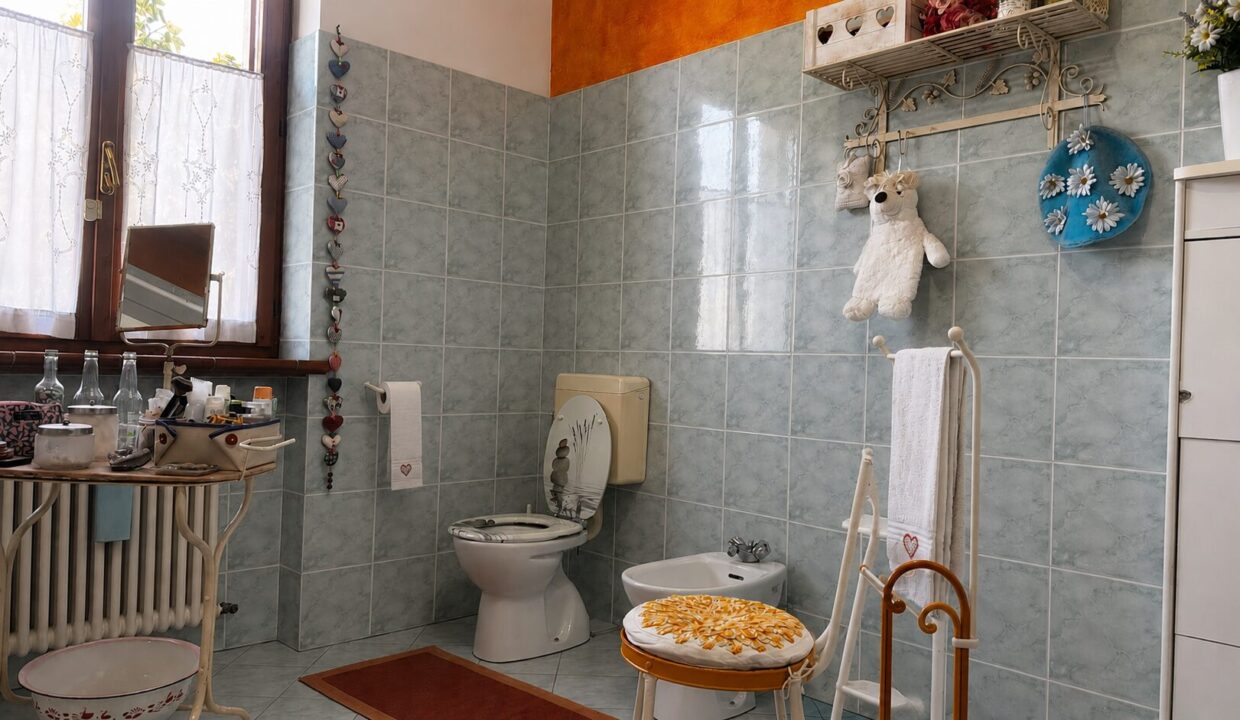 bagno 1°piano casa ristrutturata con giardino Colorno campagna