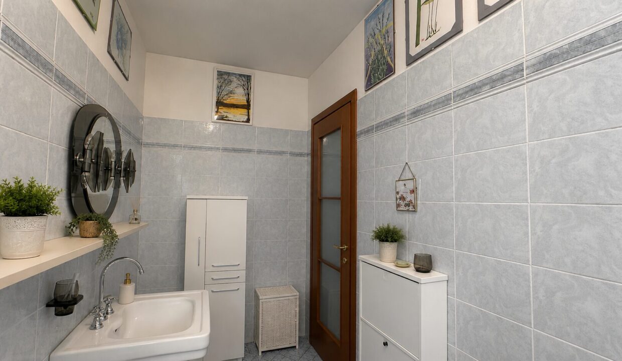 bagno piano terra casa ristrutturata con giardino Colorno campagna
