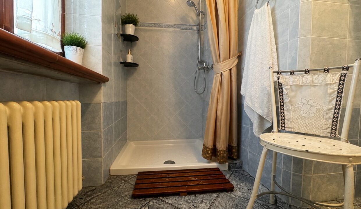 bagno piano terra casa ristrutturata con giardino Colorno campagna