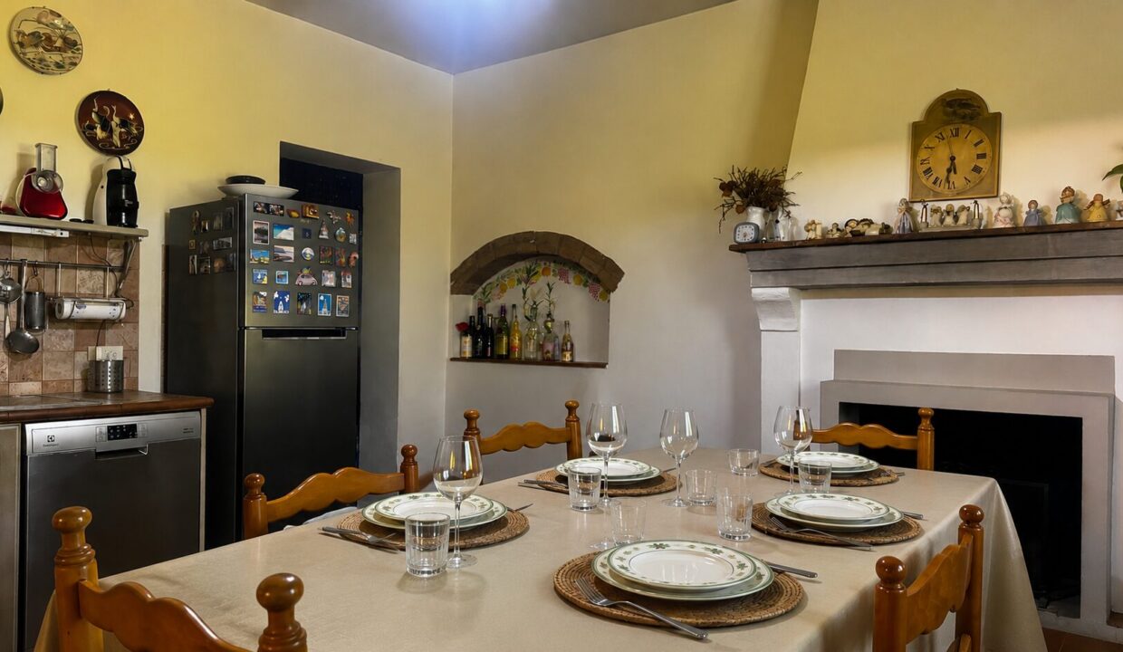 cucina casa ristrutturata con giardino Colorno campagna