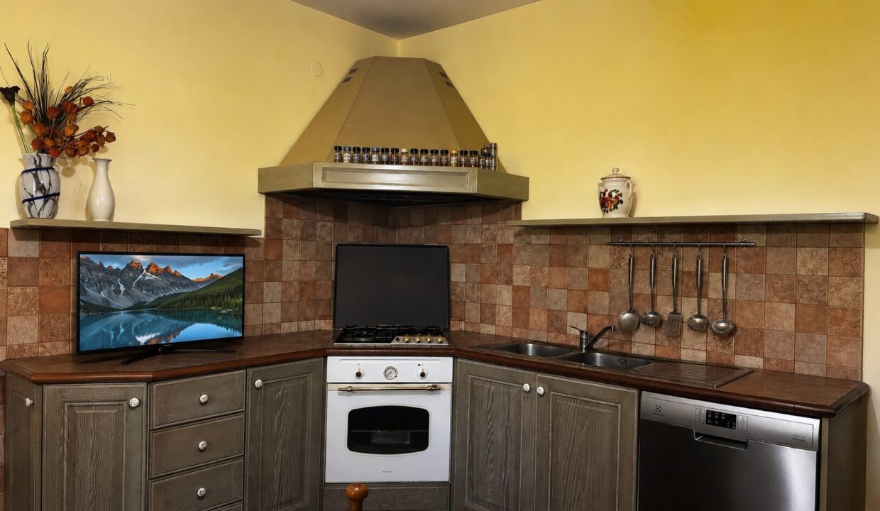 cucina casa ristrutturata con giardino Colorno campagna